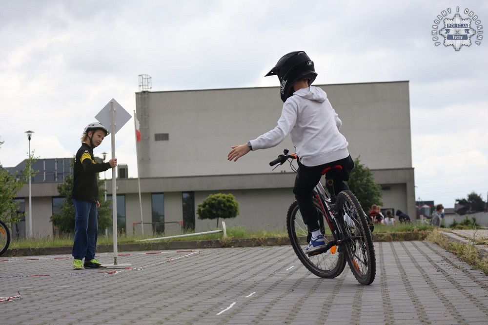Uczniowie SP nr 24 w Tychach zdobyli swoje pierwsze karty rowerowe