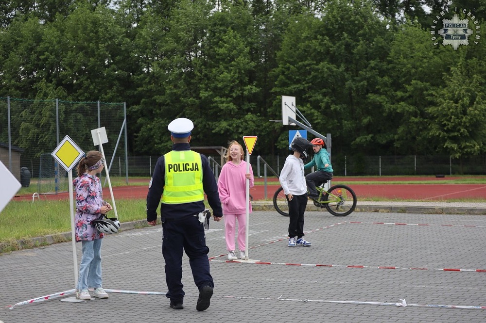 Uczniowie SP nr 24 w Tychach zdobyli swoje pierwsze karty rowerowe