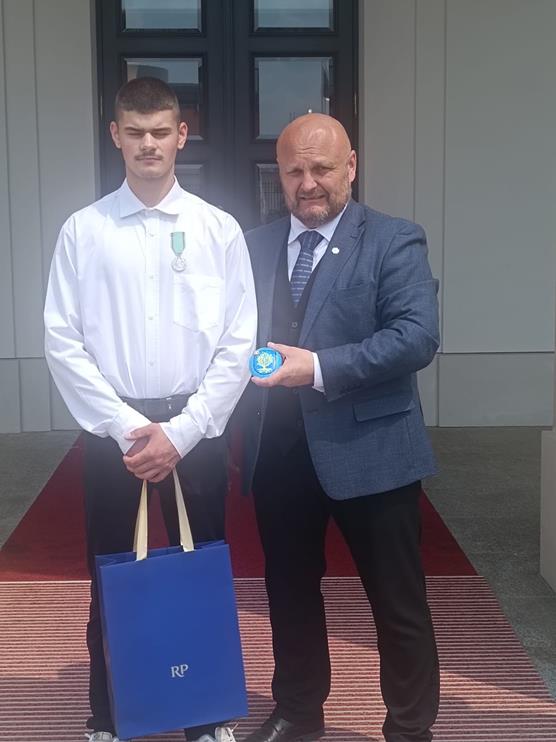 Piotr Radoń z Orzesza odznaczony medalem / fot. UM Orzesze