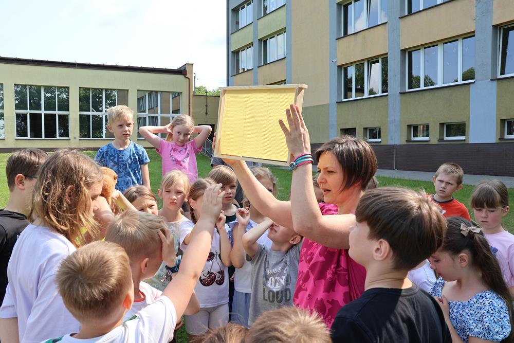 Warsztaty pszczelarskie w Szkole Podstawowej nr 2 im. Stanisława Moniuszki / fot. UM Orzesze