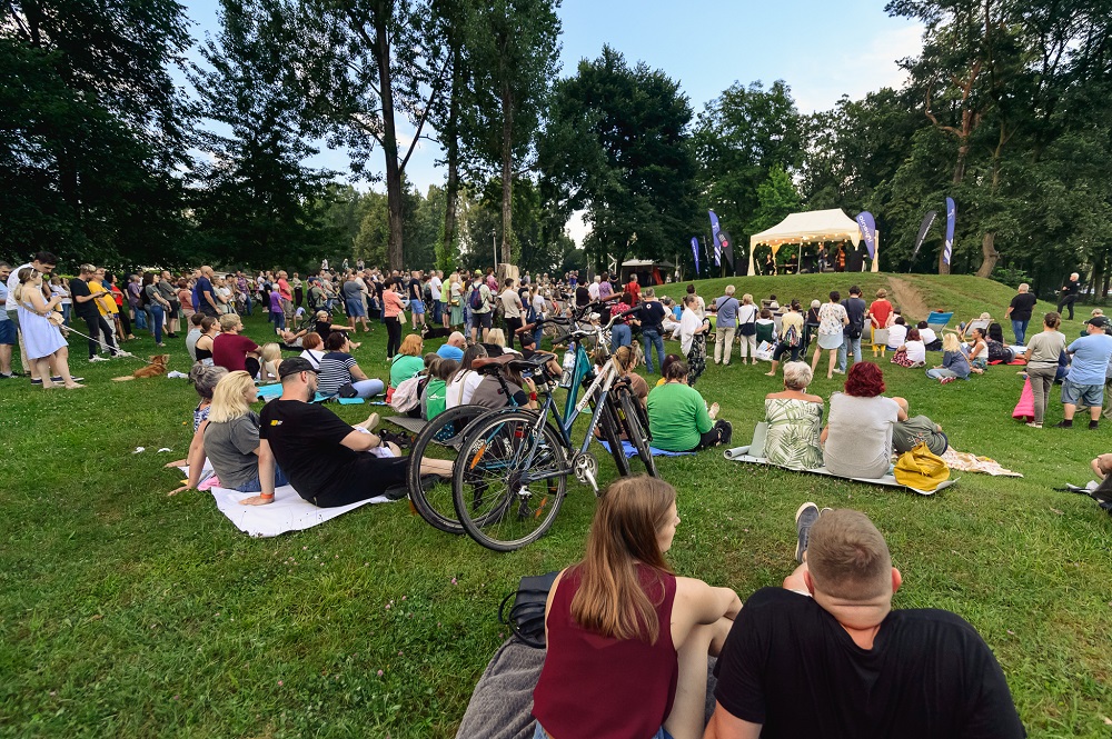 Letnie koncerty nad Jeziorem Paprocańskim: Sprawdź harmonogram Muzycznych Wieczorów