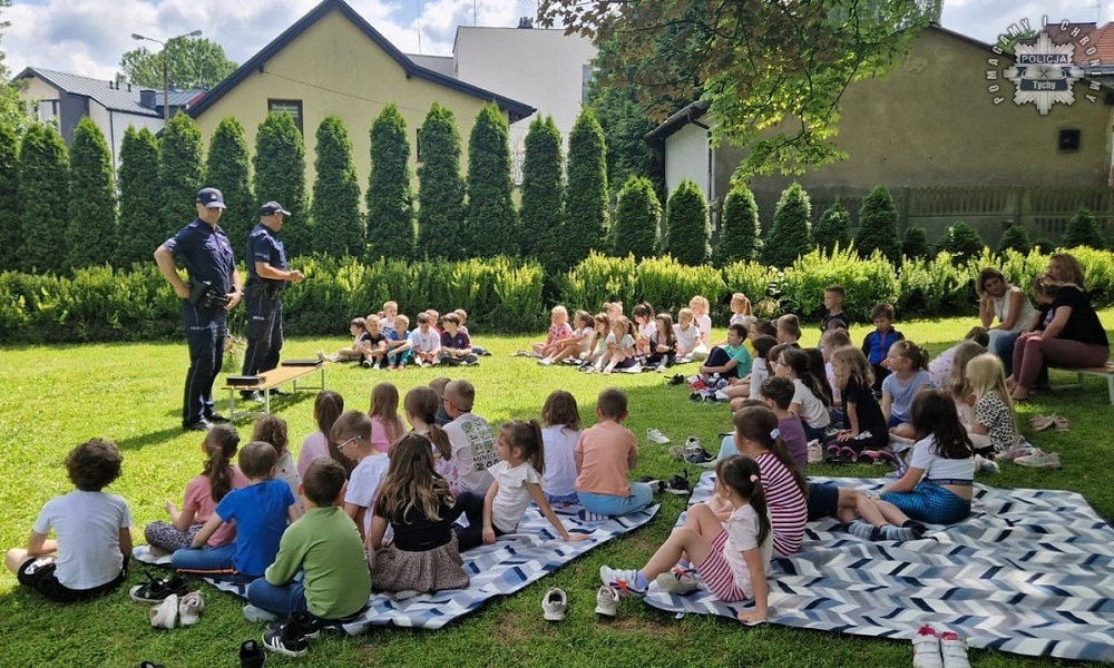 Tyscy dzielnicowi uczą dzieci zasad bezpieczeństwa przed wakacjami