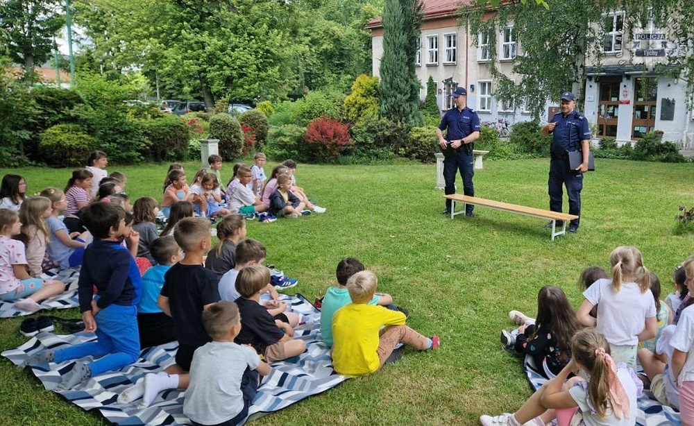 Tyscy dzielnicowi uczą dzieci zasad bezpieczeństwa przed wakacjami