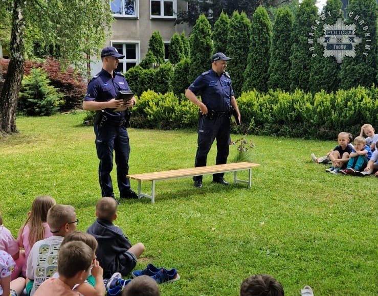Tyscy dzielnicowi uczą dzieci zasad bezpieczeństwa przed wakacjami