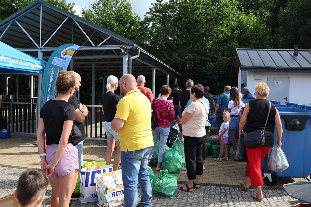Targowisko w Orzeszu zamieniło odpady na sadzonki. Akcja znowu przyciągnęła tłumy