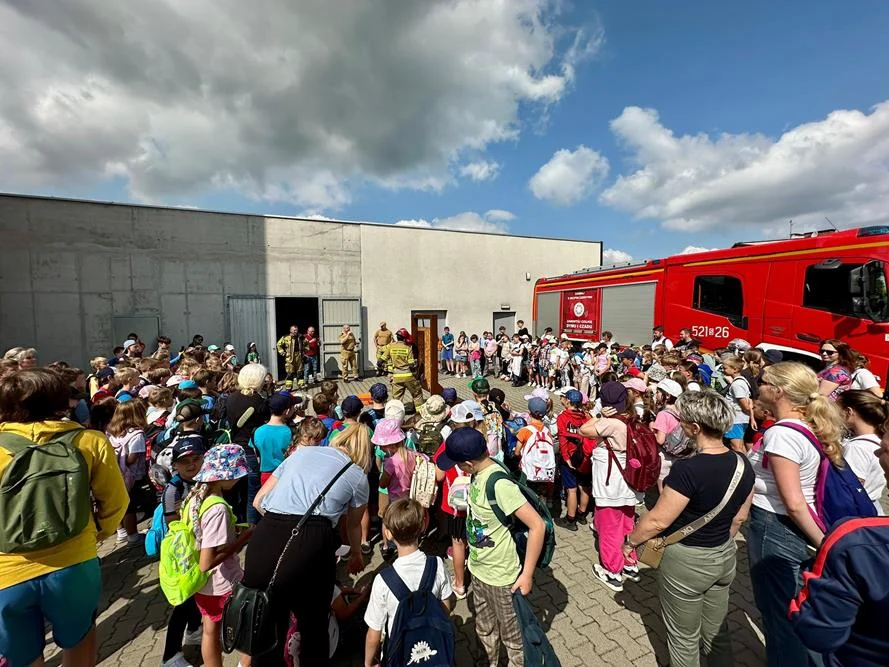 Strażacy edukują dzieci na Dniu Otwartym w Mysłowicach