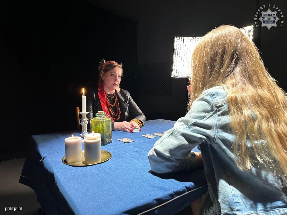 Wyjazd marzeń czy pułapka? Policja rusza z kampanią #TwojeŻycieTwojaKarta