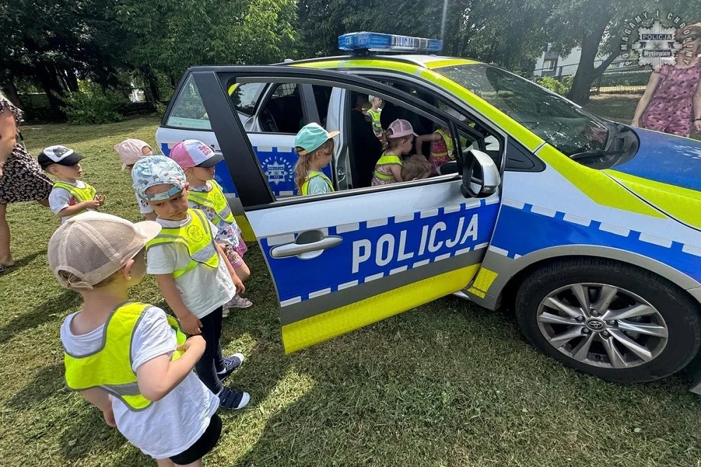 „Kręci mnie bezpieczeństwo” – spotkanie policjanta z dziećmi z Przedszkola nr 20