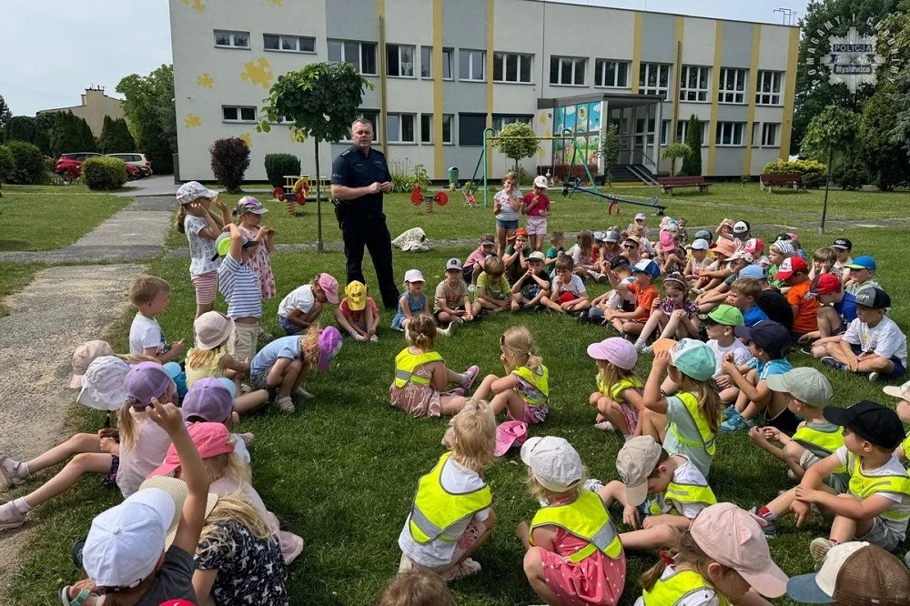 „Kręci mnie bezpieczeństwo” – spotkanie policjanta z dziećmi z Przedszkola nr 20