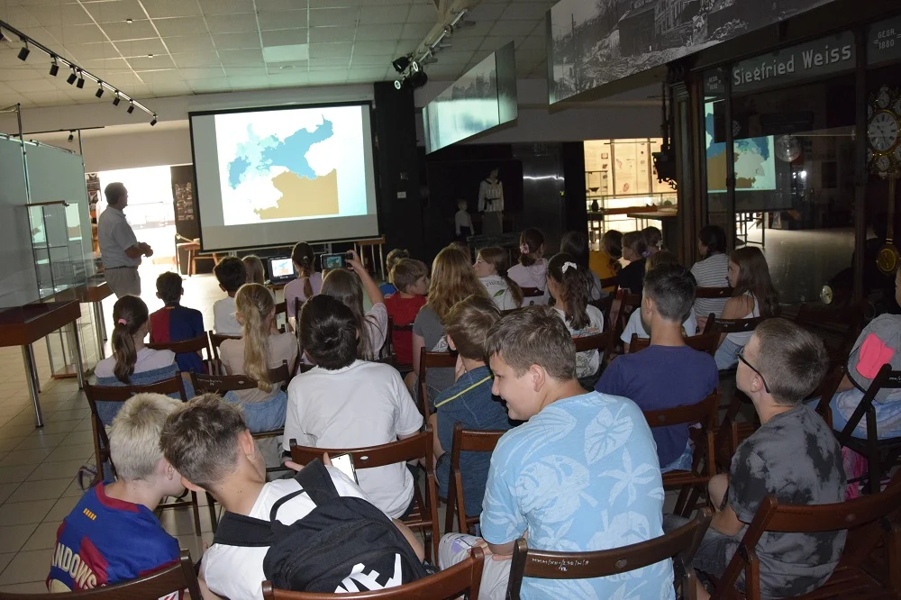 Lekcja muzealna w Mysłowicach – uczniowie odkrywają historię „złotych lat” miasta