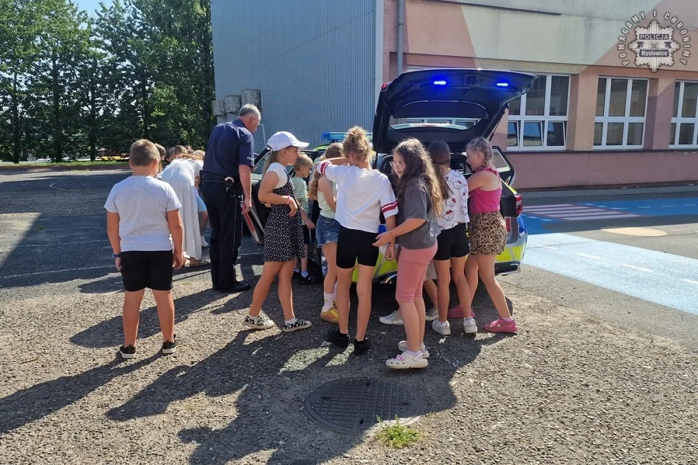 Policjant w SP nr 1 w Mysłowicach. Dzieci poznały zasady bezpiecznego wypoczynku