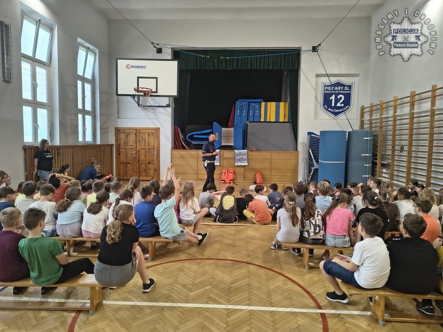 Mundurowi uczą dzieci zasad bezpieczeństwa przed wakacjami