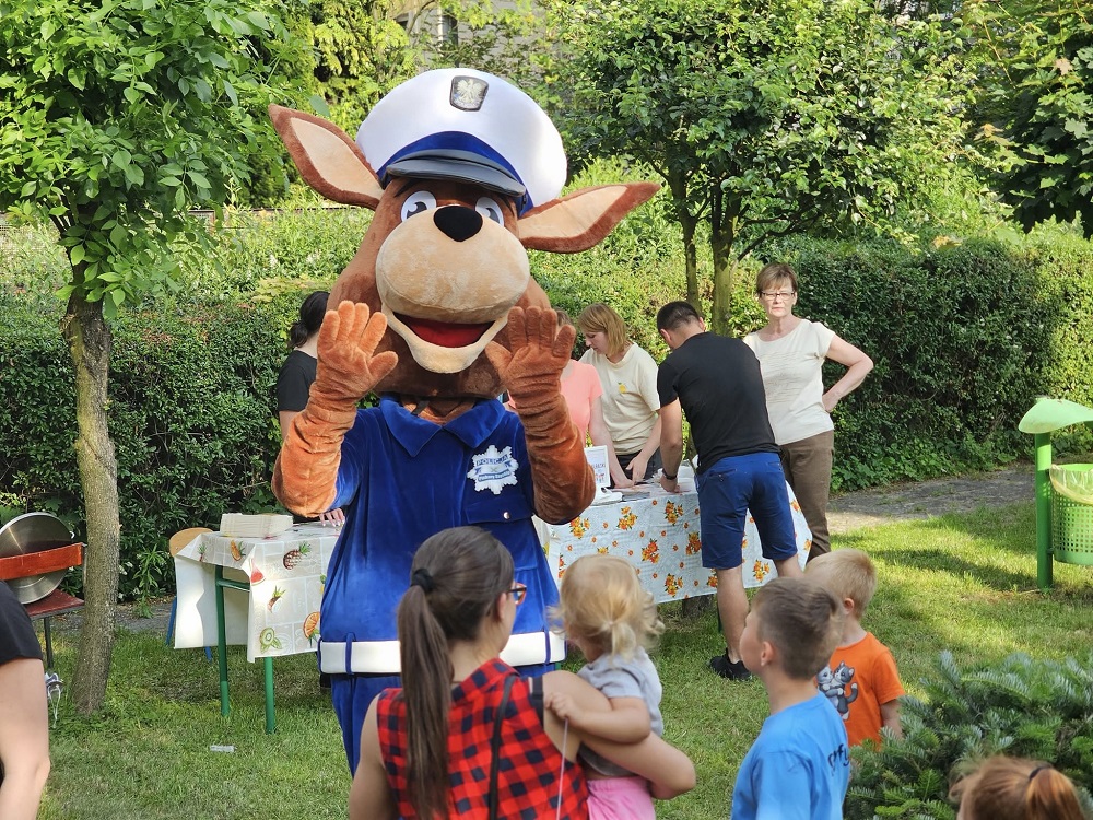 Mundurowi na pikniku w Miejskim Przedszkolu nr 15