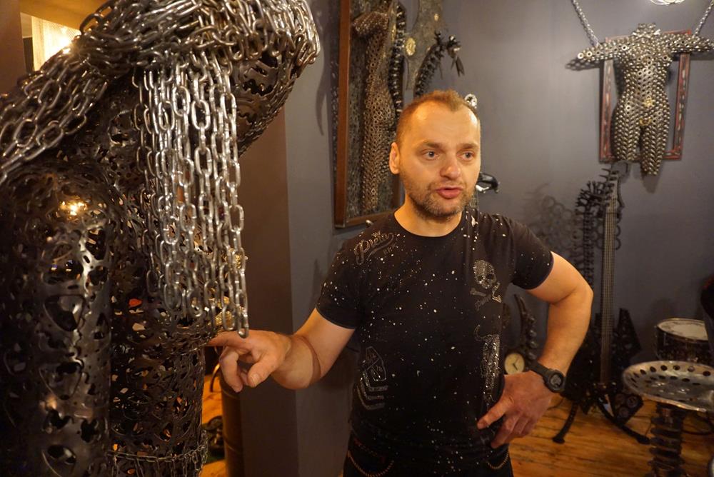 Nowa galeria sztuki w Piekarach – recykling i górnicze inspiracje Adama Guta