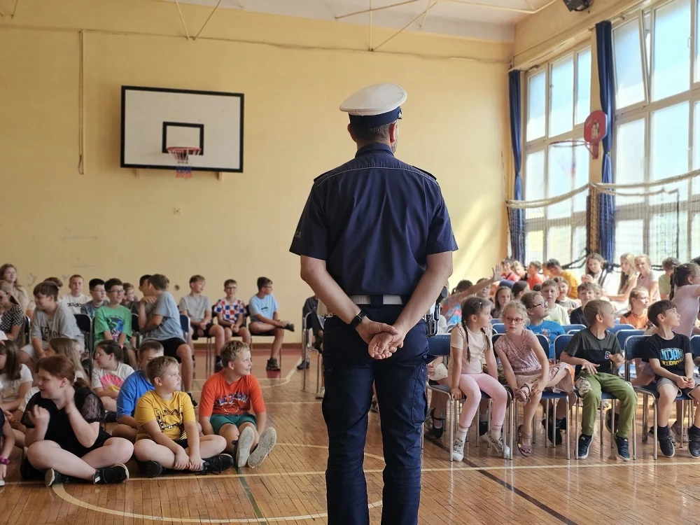 Wakacje coraz bliżej! Policja edukuje piekarskich uczniów o zasadach bezpieczeństwa