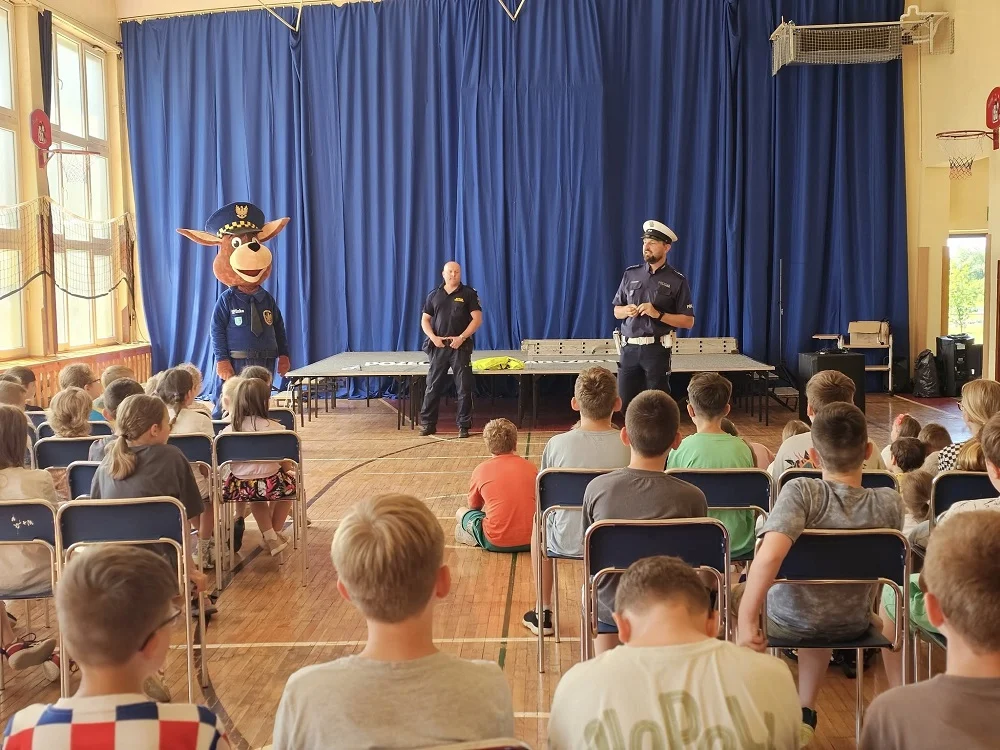 Wakacje coraz bliżej! Policja edukuje piekarskich uczniów o zasadach bezpieczeństwa