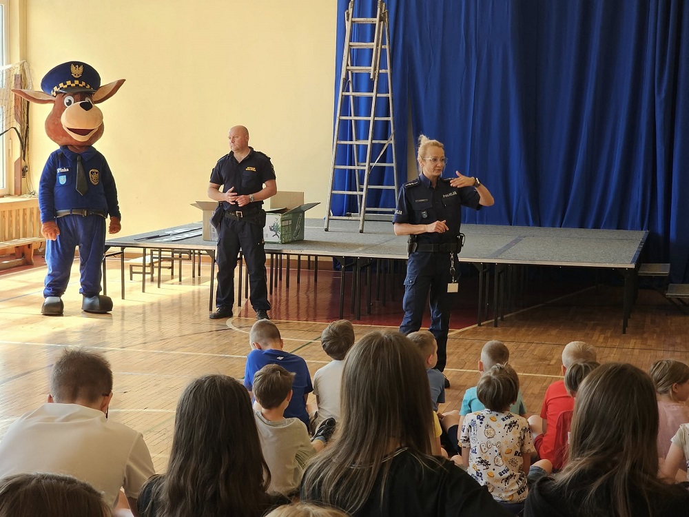 Wakacje coraz bliżej! Policja edukuje piekarskich uczniów o zasadach bezpieczeństwa
