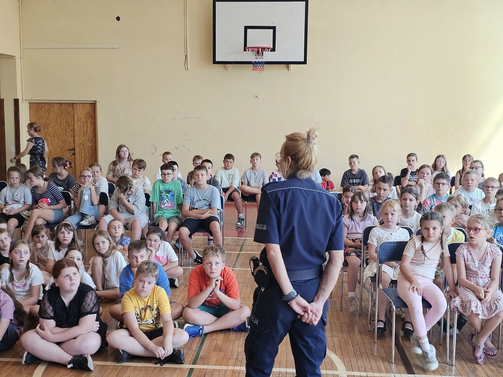 Wakacje coraz bliżej! Policja edukuje piekarskich uczniów o zasadach bezpieczeństwa