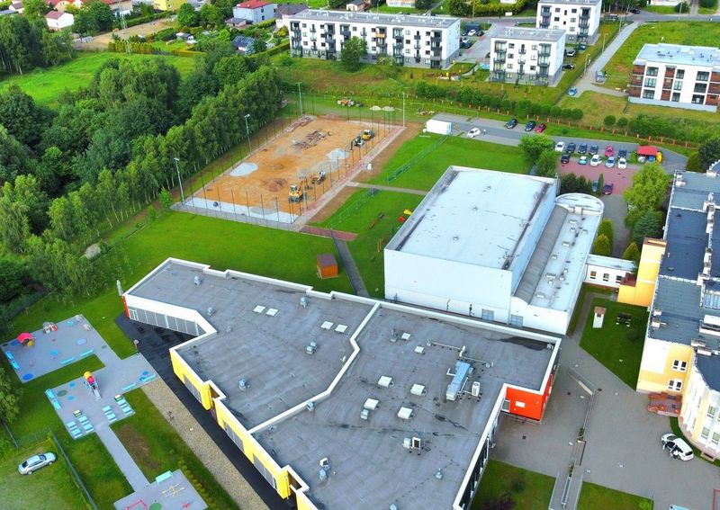 Nowe boisko sportowe przy Szkole Podstawowej nr 36 – modernizacja w pełnym toku