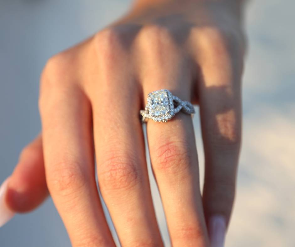 Jak wybrać idealny pierścionek zaręczynowy? Poradnik dla każdego mężczyzny