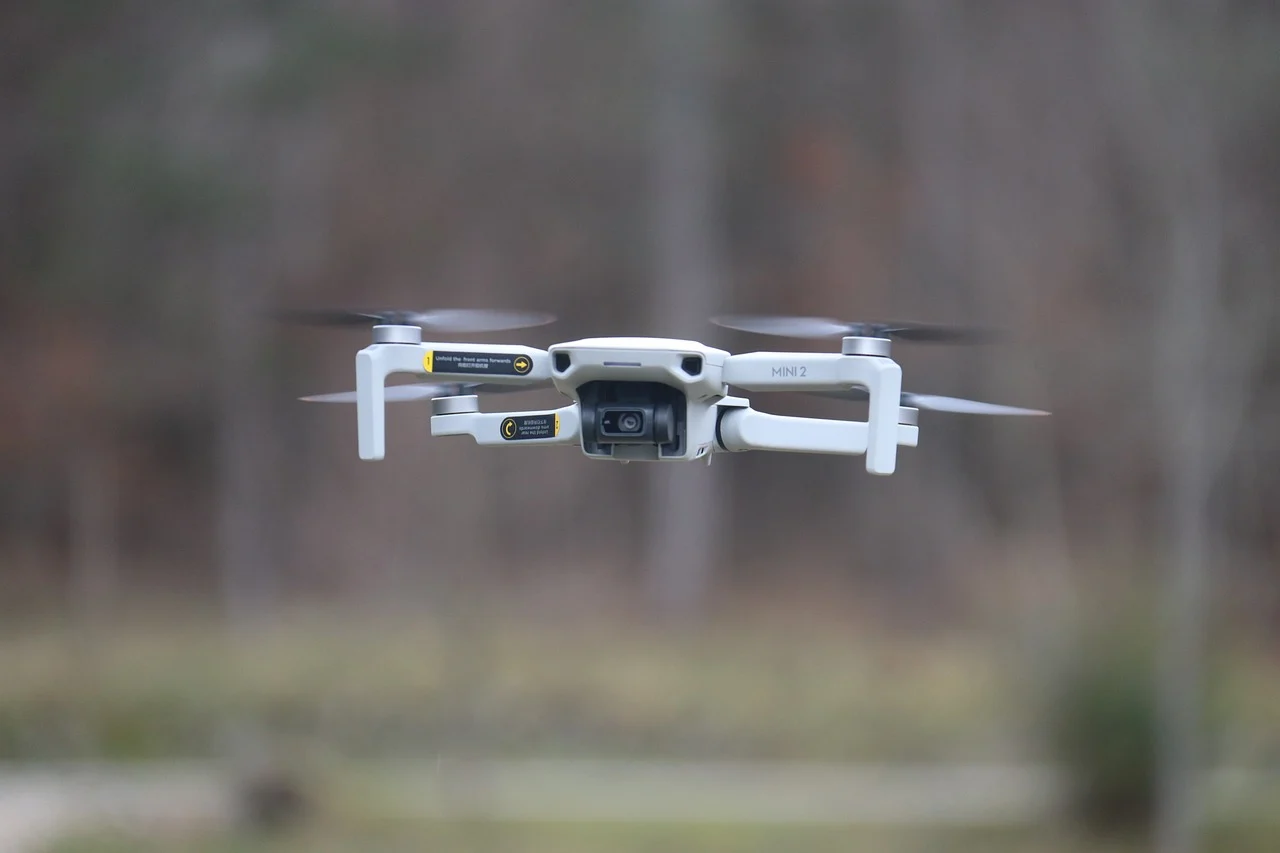 Policja wykorzystuje drony do walki z piratami drogowymi. Setki wykroczeń w 5 miesięcy!