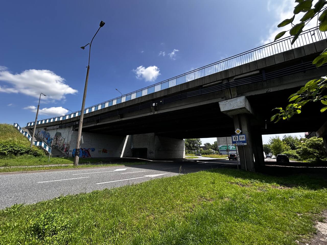 Powstanie dodatkowa podpora pod wiaduktem na al. Jana Pawła II