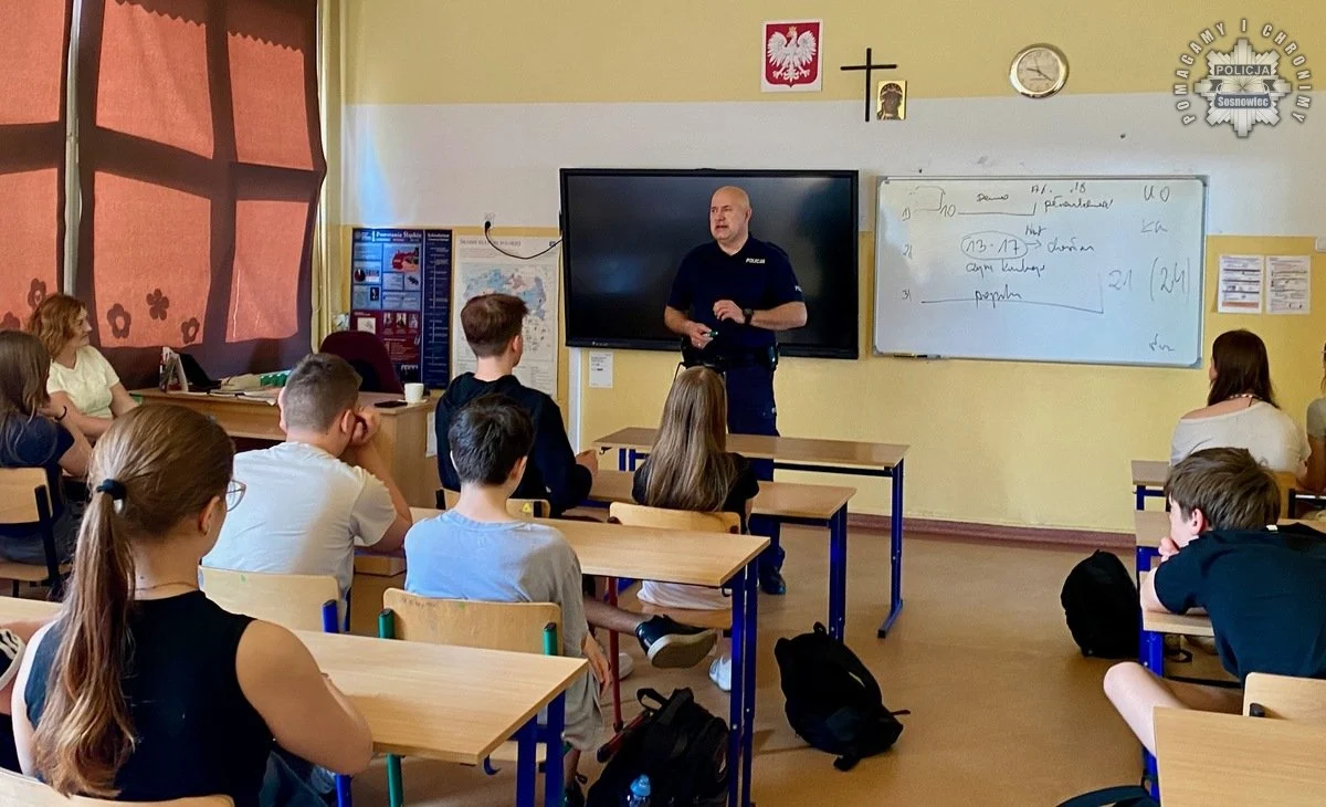 Cyberzagrożenia w sieci – sosnowiecki policjant edukował uczniów SP nr 10 w Sosnowcu