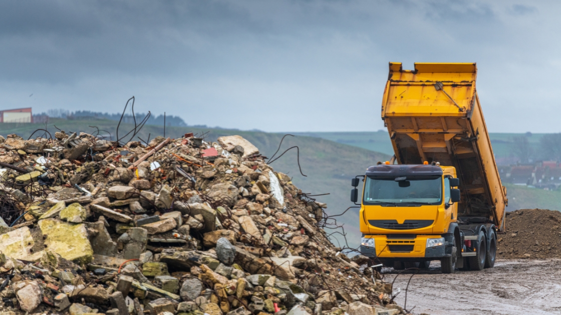 Sprawdź, jak nie wyrzucać gruzu po remoncie – najczęstsze błędy