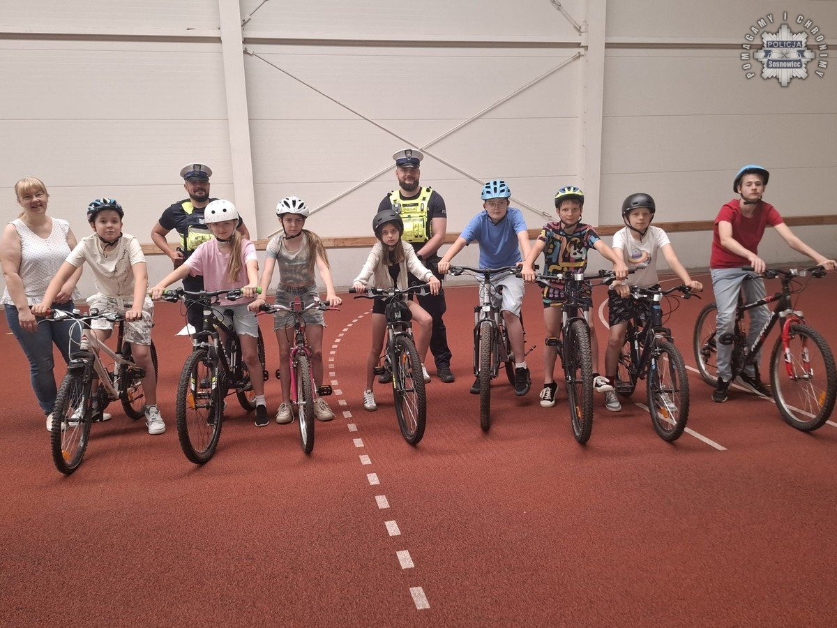 W Sosnowcu uczniowie zdają egzamin na kartę rowerową z pomocą policjantów