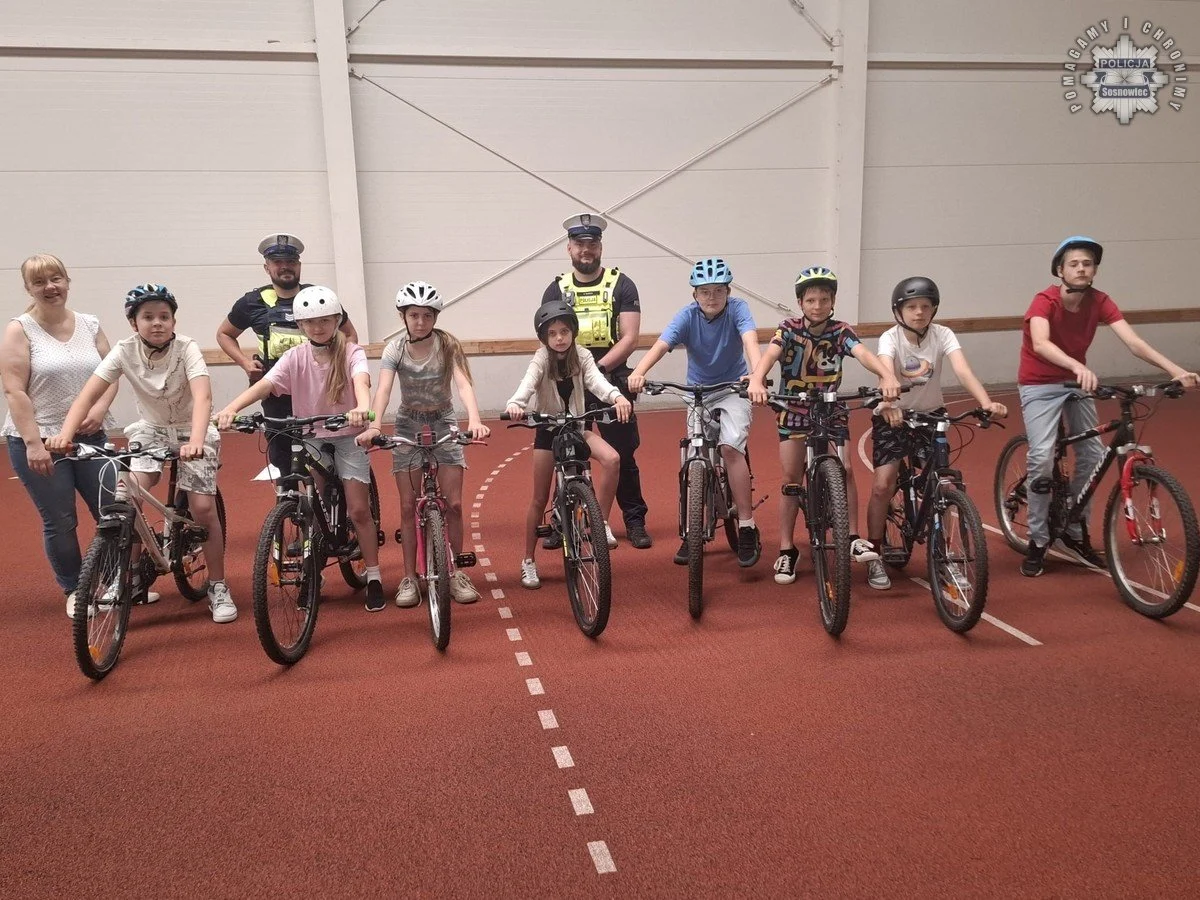 W Sosnowcu uczniowie zdają egzamin na kartę rowerową z pomocą policjantów