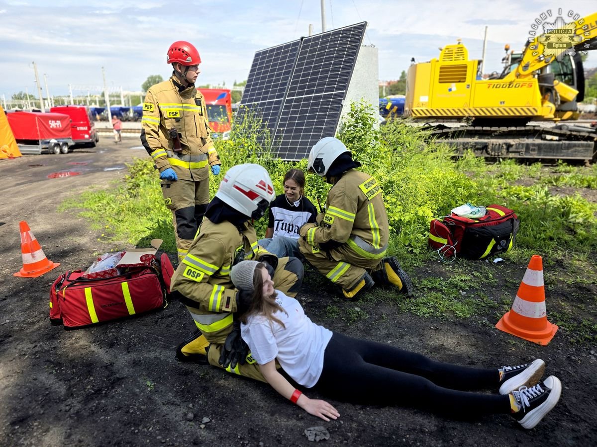 Groźny scenariusz na przejeździe kolejowym w Bytomiu – ćwiczenia służb ratunkowych