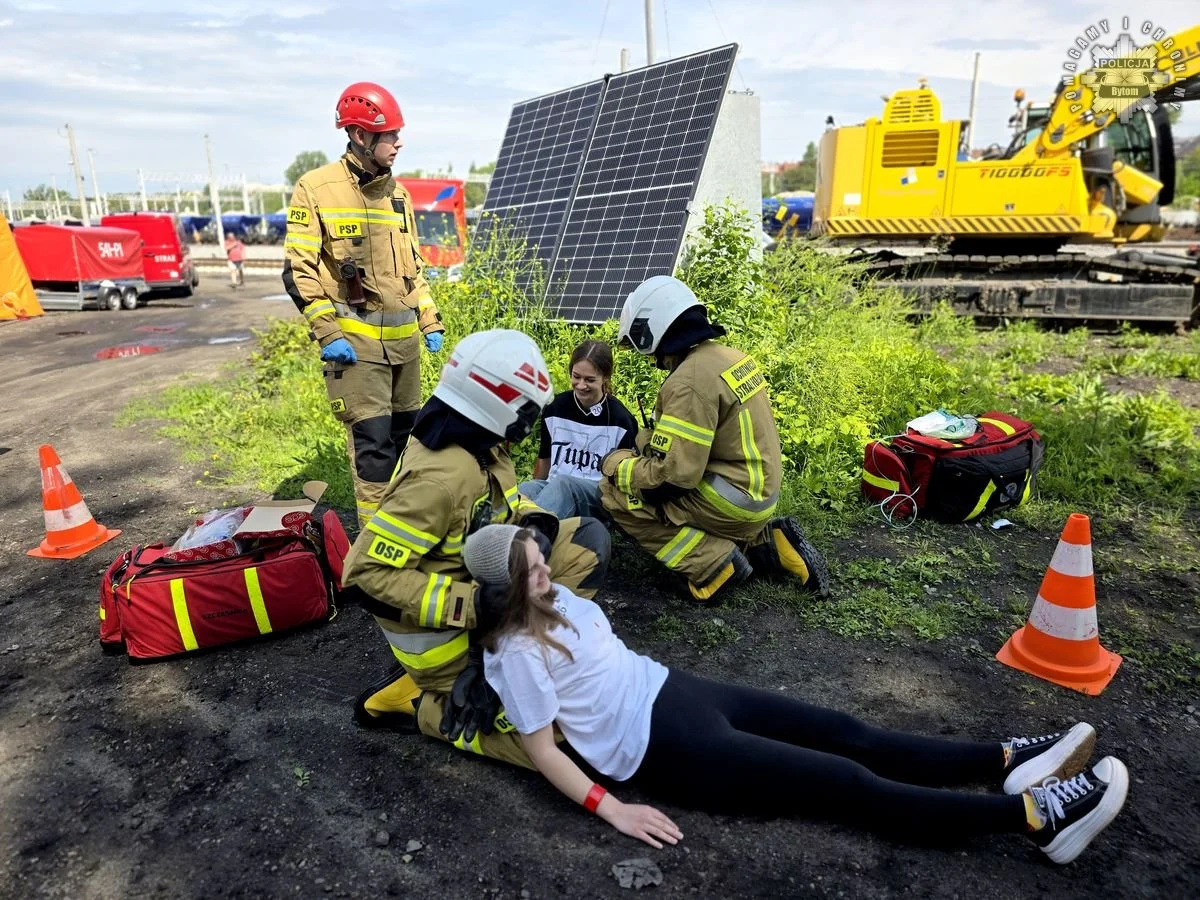 Groźny scenariusz na przejeździe kolejowym w Bytomiu – ćwiczenia służb ratunkowych