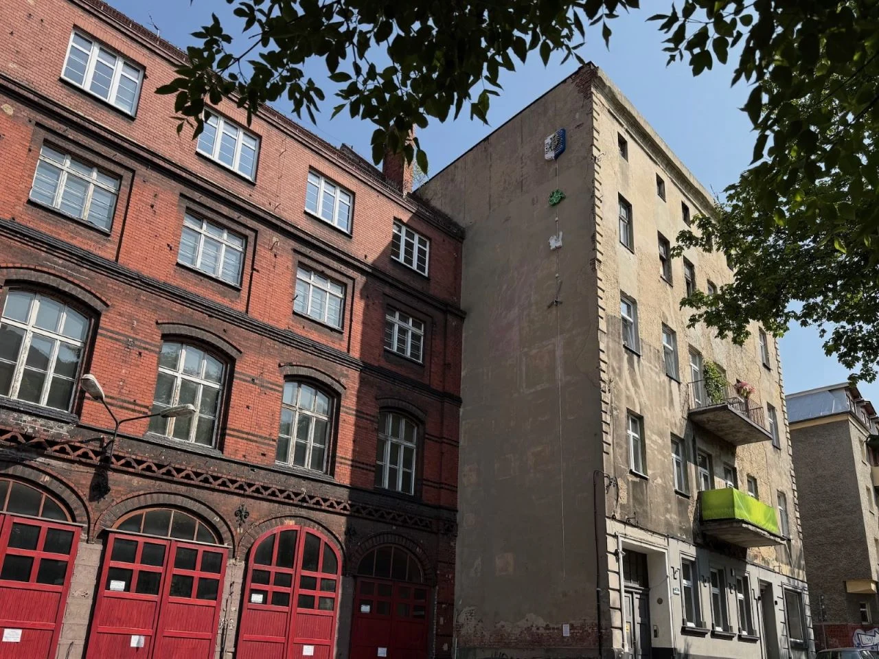 Neonowe smaczki na Strażackiej. Trwa montaż piktogramów