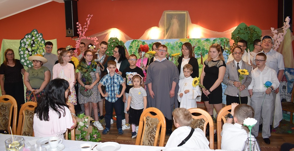 110-lecie urodzin ks. Jana Twardowskiego w Zespole Szkół nr 1 Specjalnych w Mikołowie