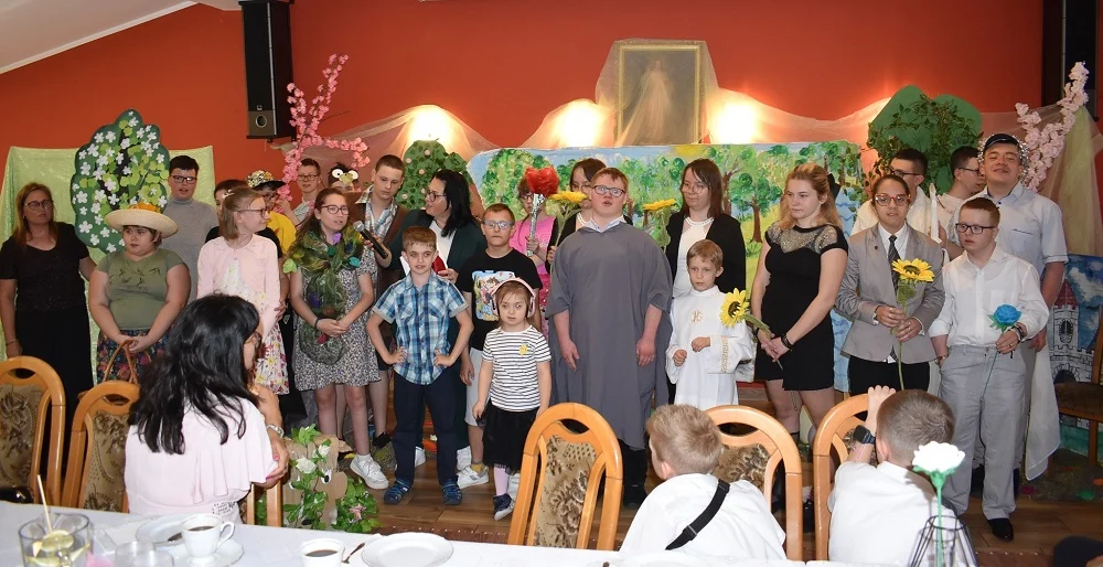 110-lecie urodzin ks. Jana Twardowskiego w Zespole Szkół nr 1 Specjalnych w Mikołowie