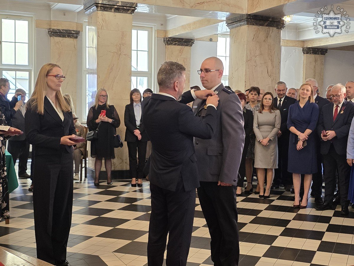 Policjant z Mikołowa uhonorowany Krzyżem Zasługi za Dzielność