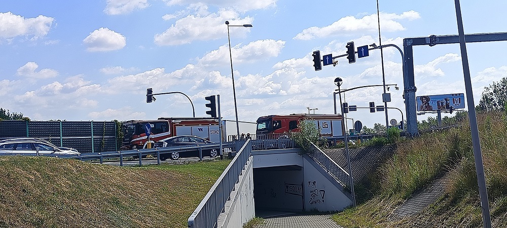 Kolizja na DK44 przy CH Auchan w Mikołowie – kobieta uderzyła w słup!