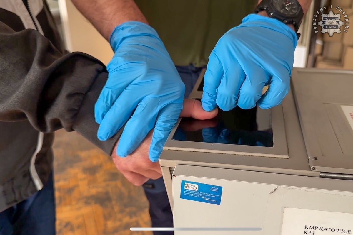 Fałszywy przelew i broń przy nastolatku. Trójka zatrzymana w Katowicach