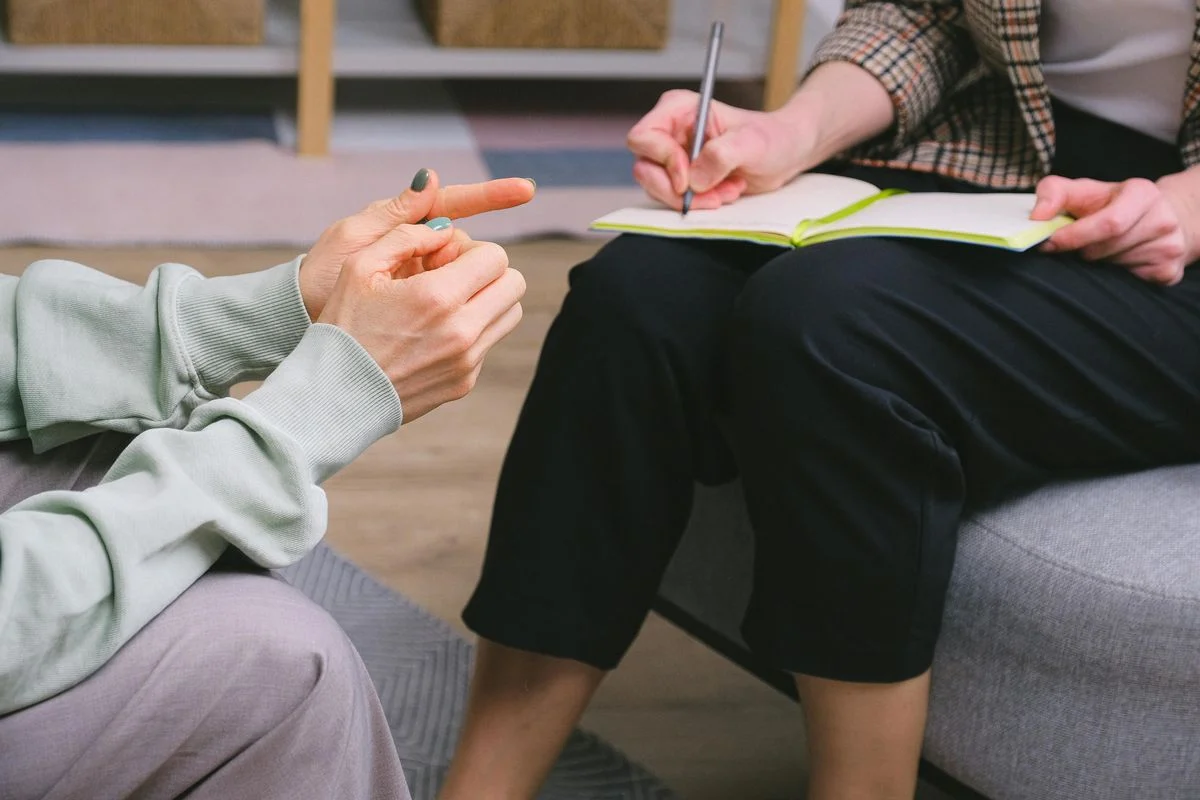 Terapia bez tabu – dlaczego coraz więcej Polaków korzysta z pomocy psychoterapeutów?