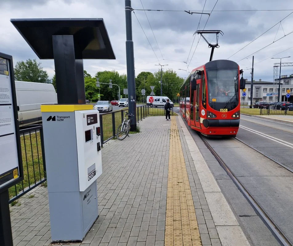 Pierwsze solarne biletomaty w GZM – nowoczesność, ekologia i wygoda!
