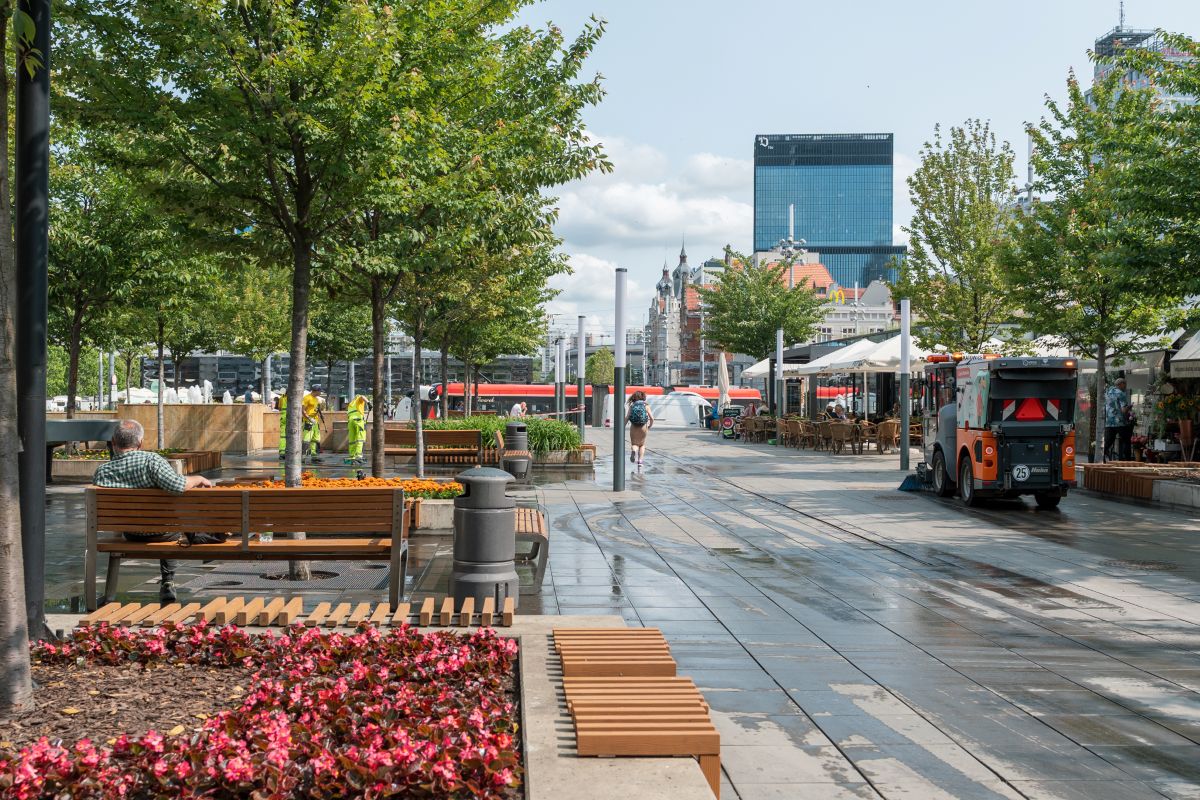Katowice od podstaw: 8 900 m2 dróg, setki ławek i czyste przystanki 1