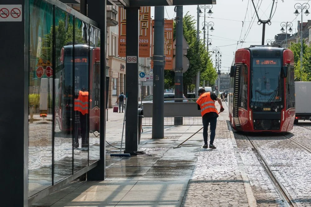 Katowice od podstaw: 8 900 m2 dróg, setki ławek i czyste przystanki