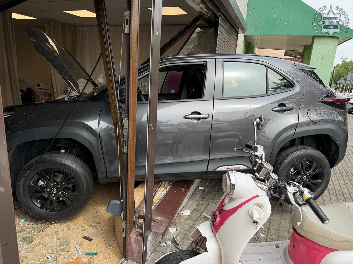 Groźny wypadek w Żorach. Samochód wjechał w witrynę salonu kosmetycznego