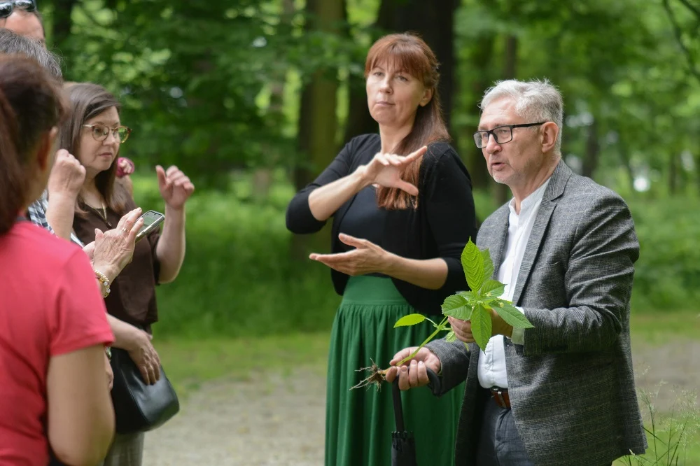 "Cicho wszędzie, g/Głucho wszędzie” – wycieczka do Pałacu Baranowice z tłumaczeniem PJM