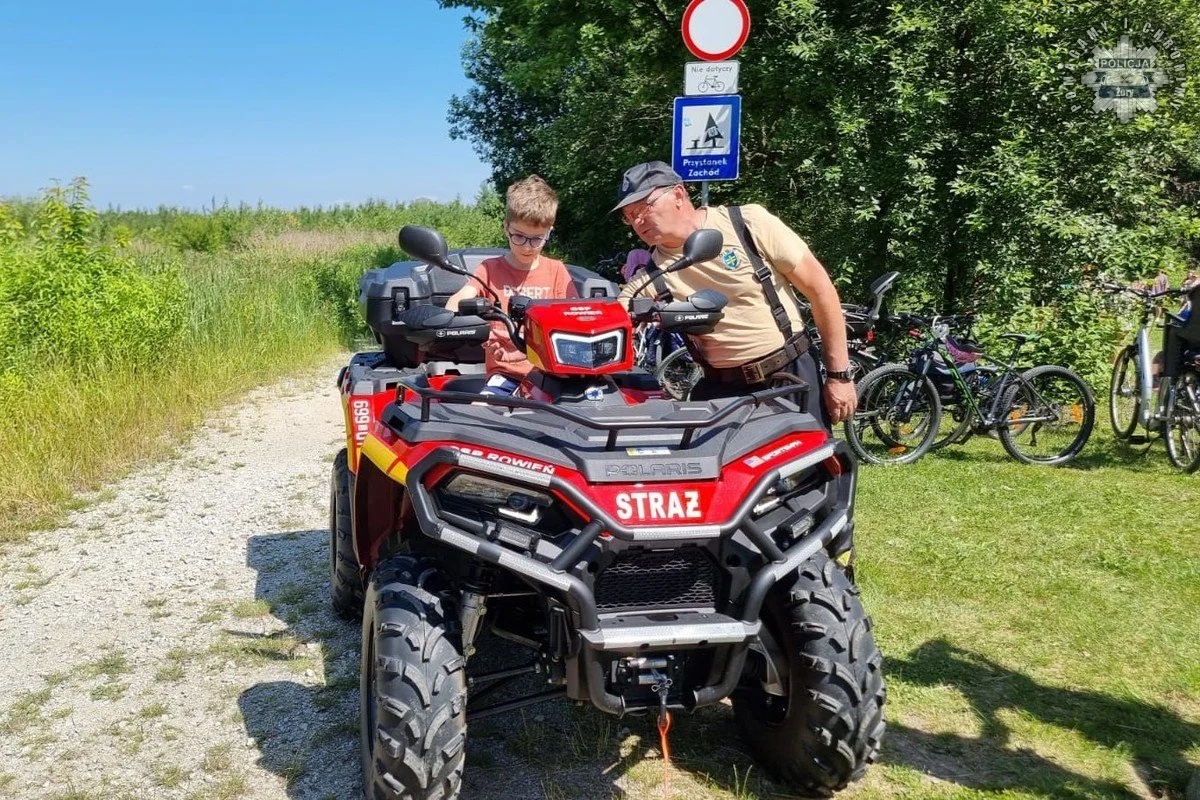 Bezpieczne lato z policją: edukacyjny piknik w Przedszkolu nr 5 w Żorach