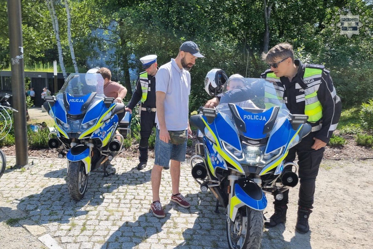 Bezpieczne lato z policją: edukacyjny piknik w Przedszkolu nr 5 w Żorach