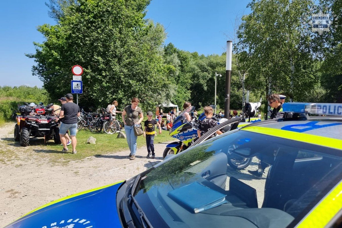 Bezpieczne lato z policją: edukacyjny piknik w Przedszkolu nr 5 w Żorach