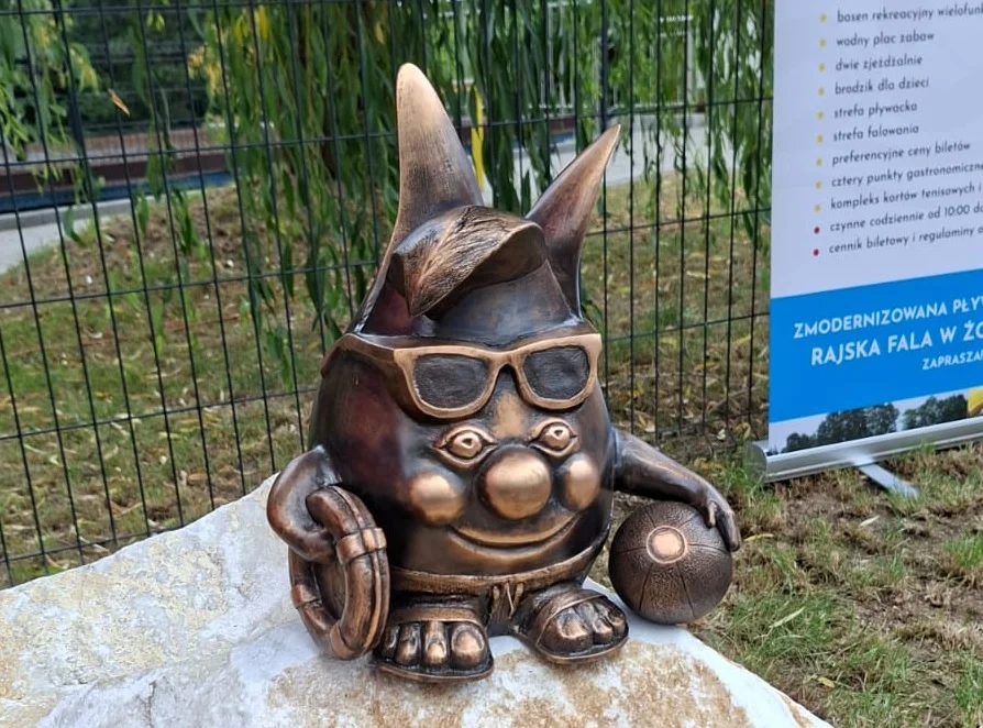 Żorek plażowicz już w Żorach! Nowa figurka przed kąpieliskiem w Roju