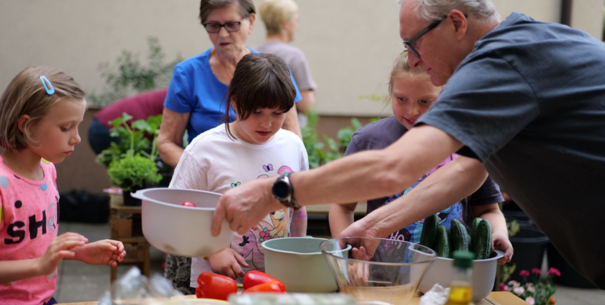 Wspólne sadzenie, gotowanie i integracja – warsztaty ekologiczno-kulinarne w DOK Biskupice