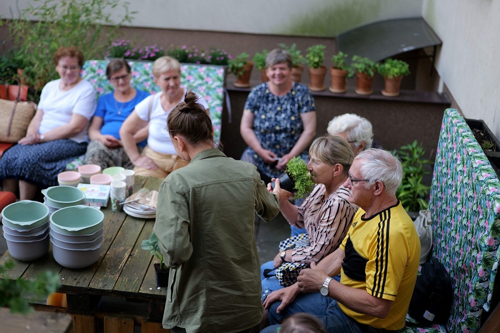 Wspólne sadzenie, gotowanie i integracja – warsztaty ekologiczno-kulinarne w DOK Biskupice